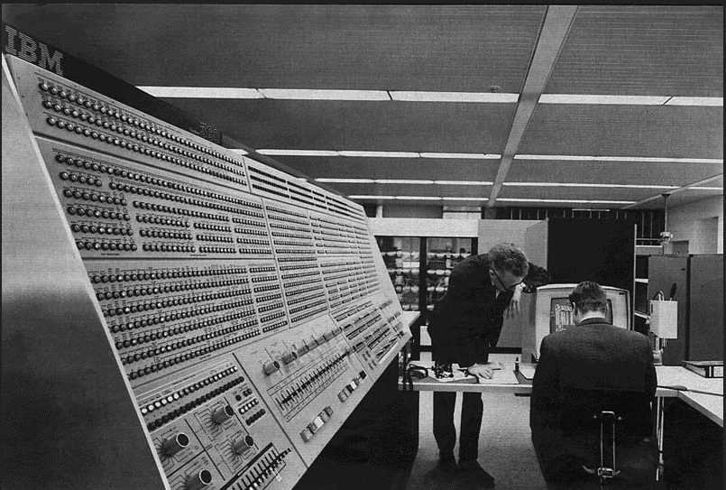 Foto blanco y negro antigua de computadora IBM 360 que antes era la tecnología más avanzada.