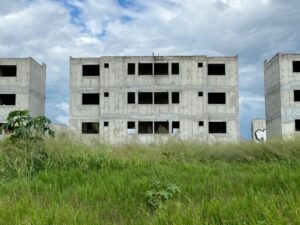 Edificio abandonado de Tlajomulco con huecos negros y en primer plano el pasto y arriba el cielo
