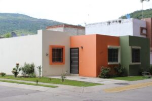 Casa de Tlajomulco con ventanas puerta y estructura de color naranja con blanco.