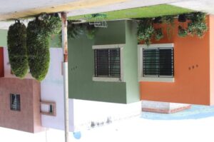 Casa de Tlajomulco con ventanas puerta y estructura de color naranja con blanco.