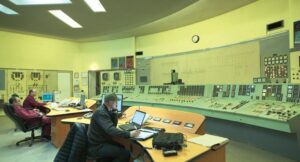 Tres hombres trabajando en una planta de energía