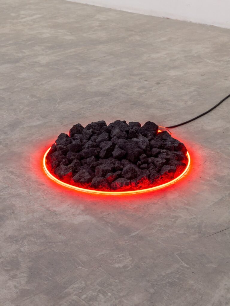 Fogata artificial con carbón y un aro de luz rojo