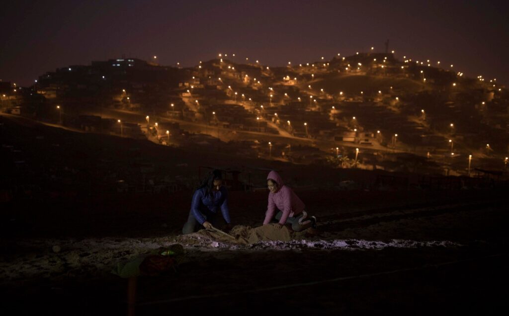 Dos mujeres sentadas en la tierra noche