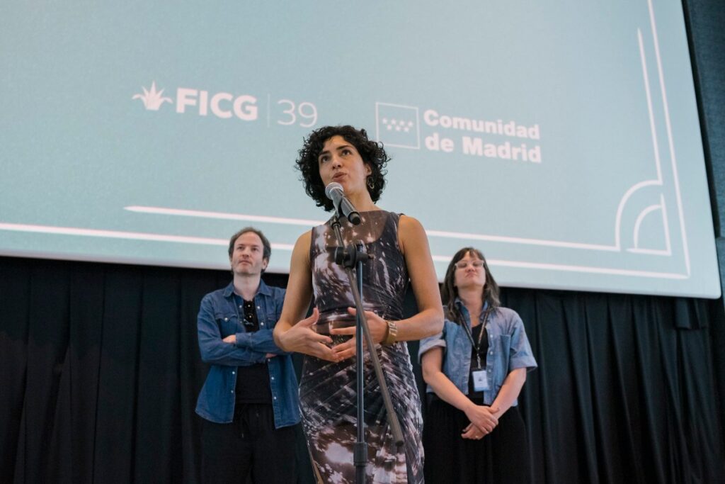 Dos mujeres y un hombre presentación