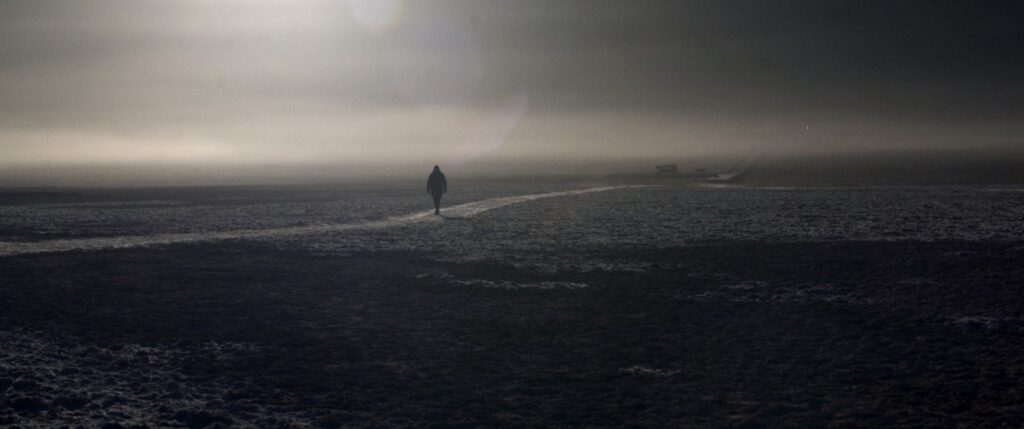 Mujer caminando desierto