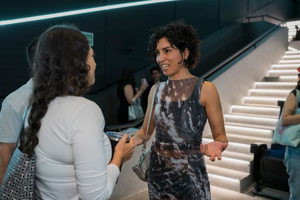 Mujer de espaldas y mujer de frente