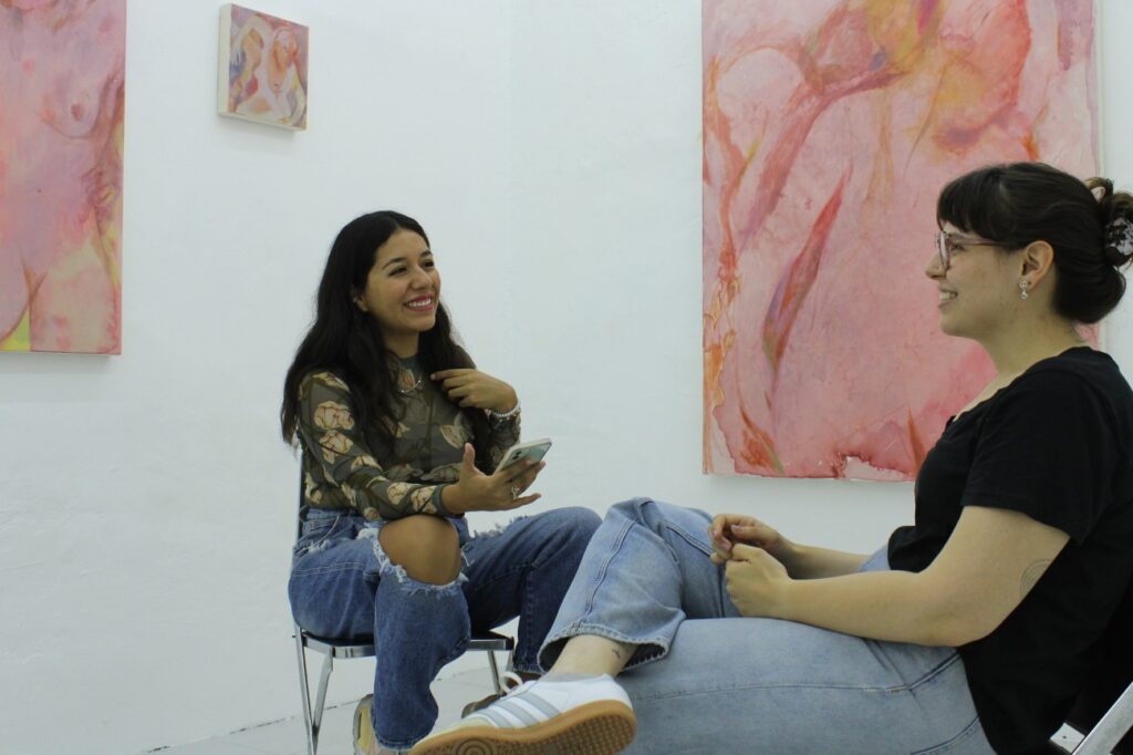 Dos mujeres sentadas pinturas detrás