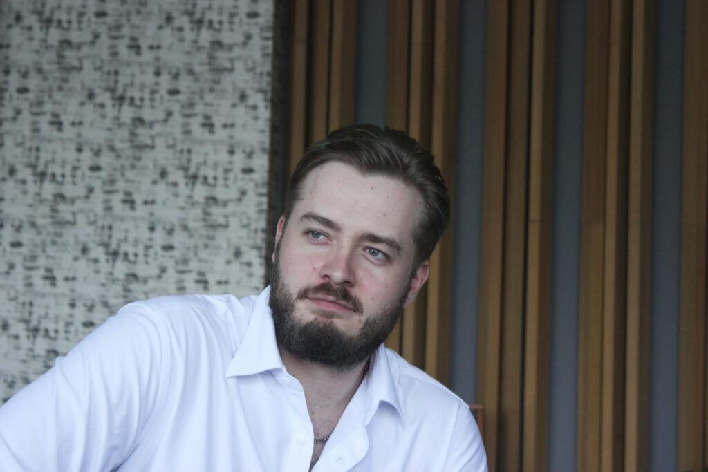 Hombre con barba joven camisa blanca