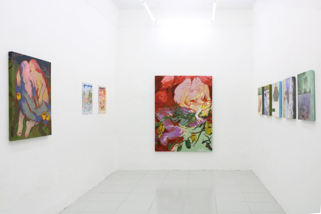 Galería de arte con pinturas