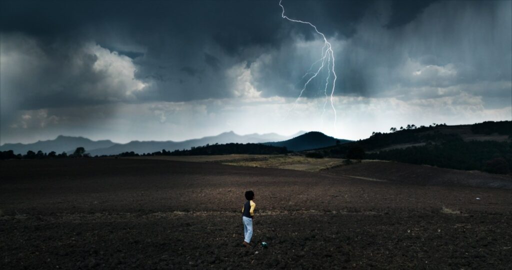 Niño campo abierto cielo con rayos El Eco