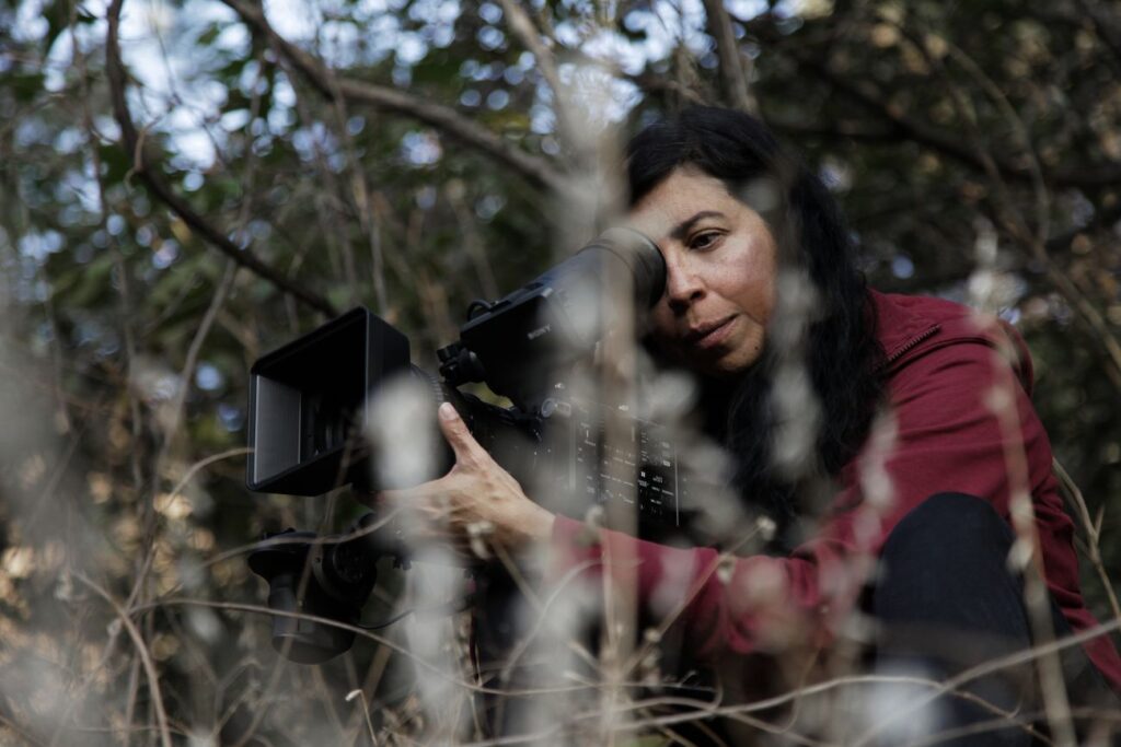 Mujer con cámara en bosque Tatiana Huezo