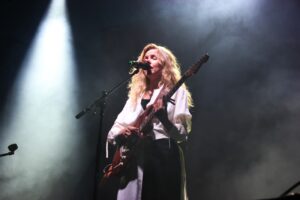 Mujer con guitarra cantando