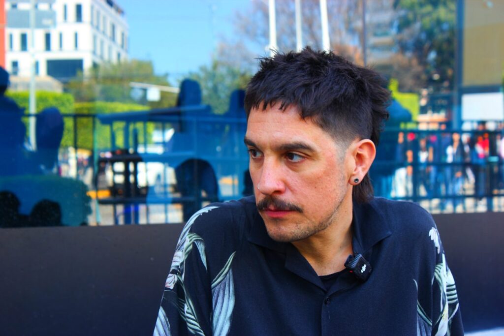 Hombre joven con bigote de perfil camisa negra