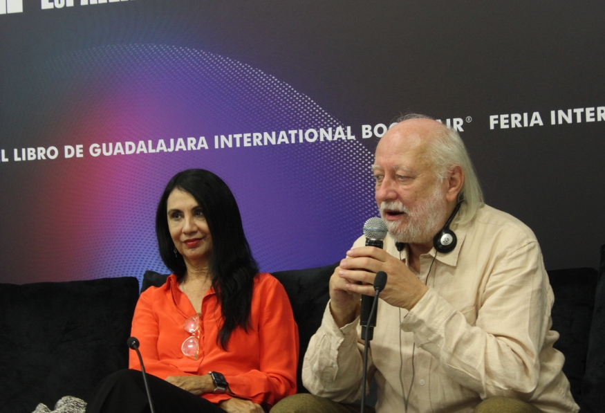 Hombre hablando en conferencia de prensa