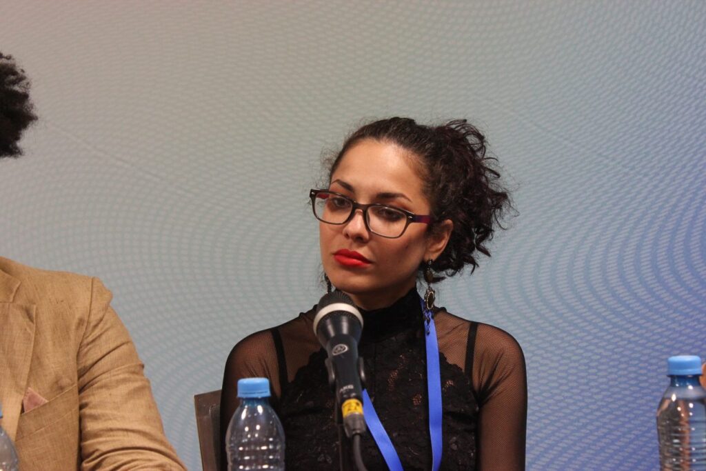 Mujer joven cabello negro con lentes micrófono