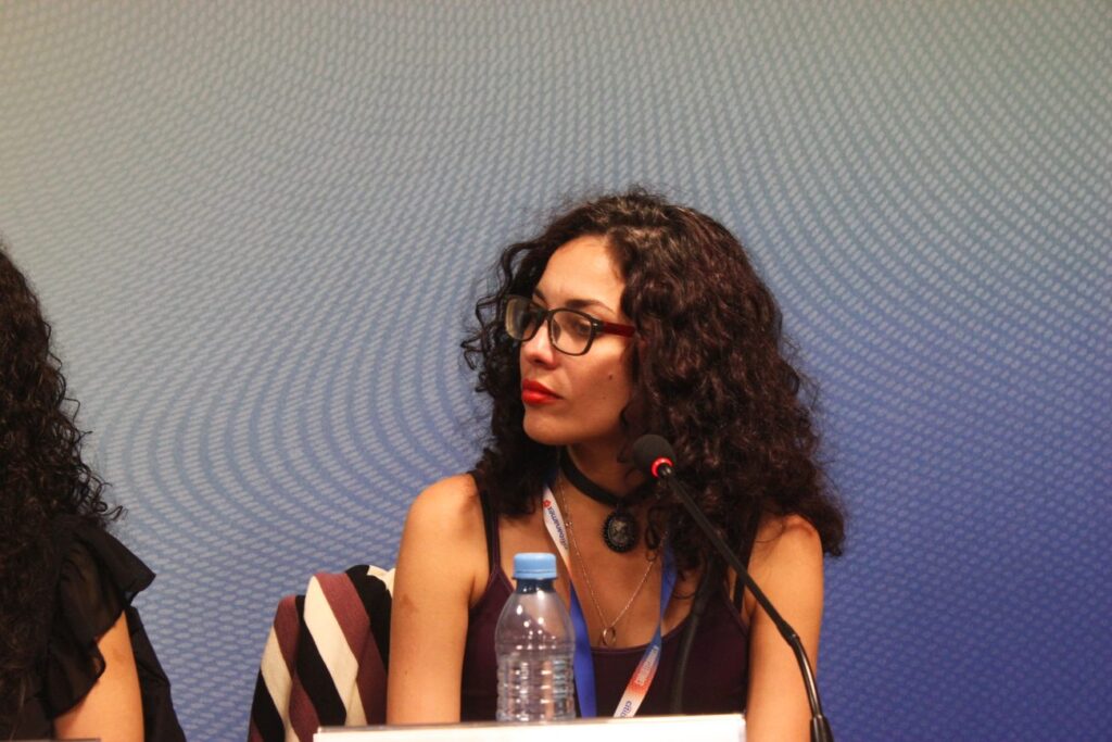 Mujer cabello negro con lentes María Chávez