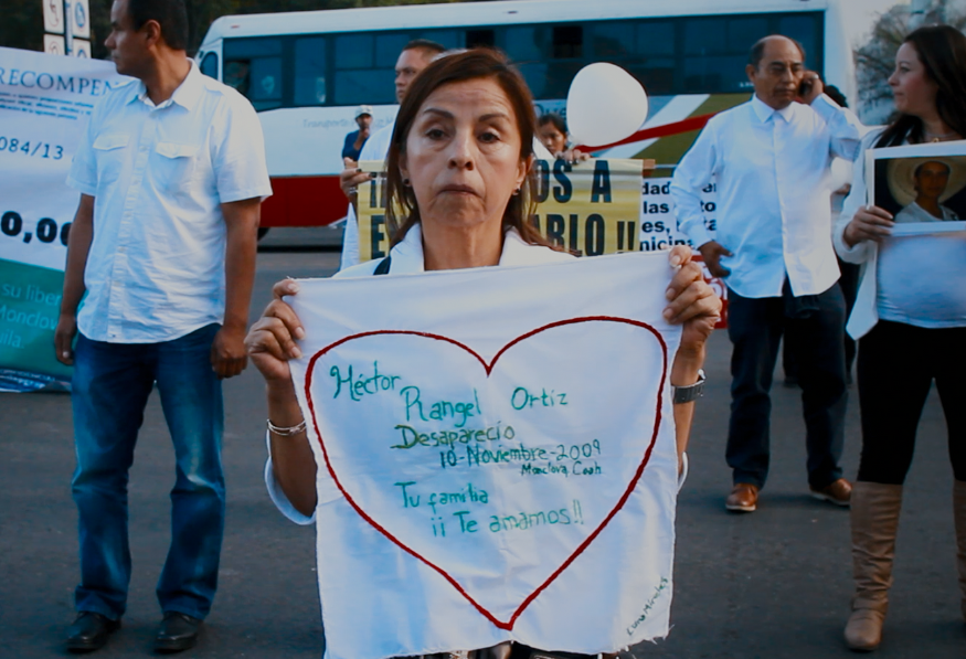 Anatomía del Mal: el caso Rangel documental mujer con manta blanca frente a ella con palabras escritas