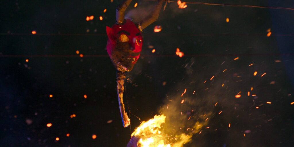 Anatomía del mal Máscara de diablo fuego atrás