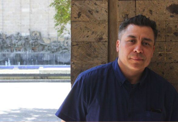 Hombre adulto camisa azul Victor Quijada