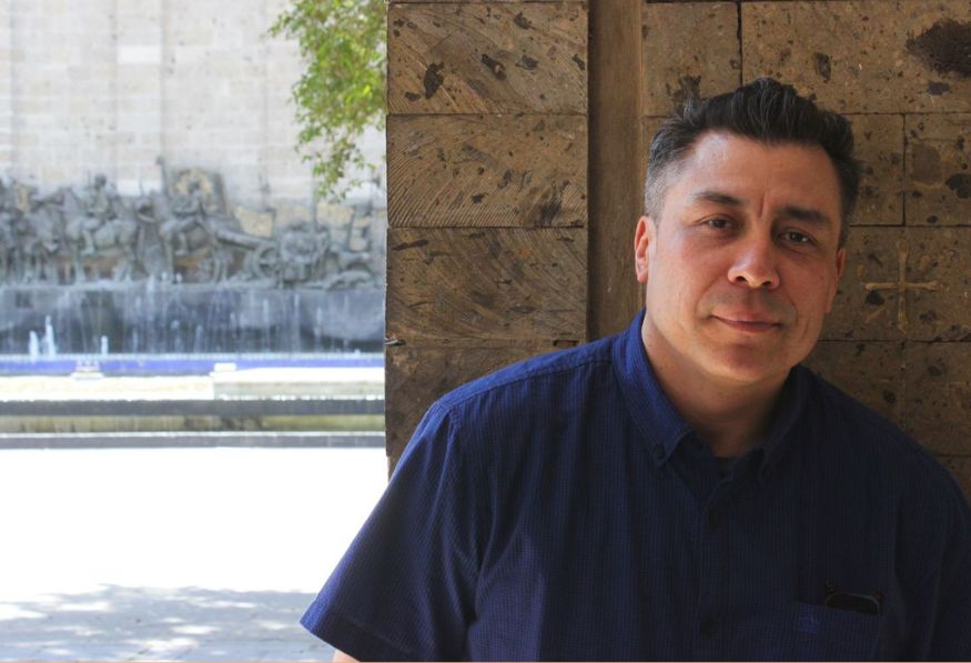 Hombre adulto camisa azul Victor Quijada