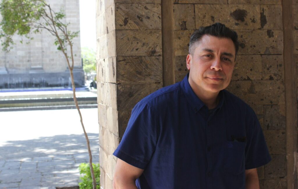Victor Quijada hombre adulto cabello corto camisa azul