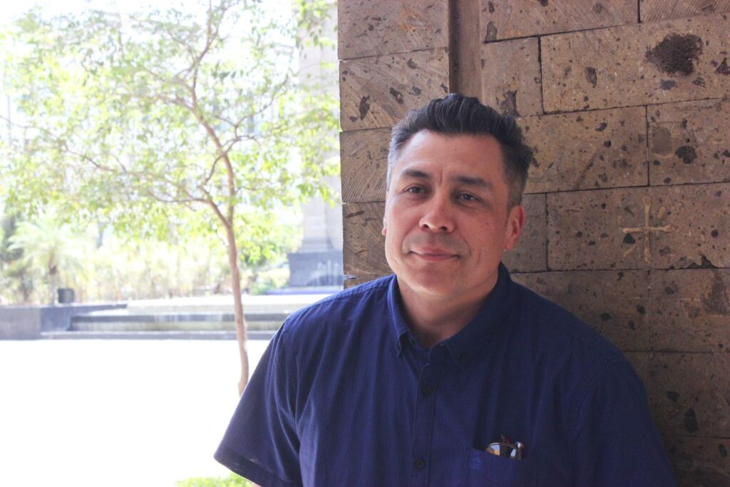 Victor Quijada hombre adulto cabello corto camisa azul