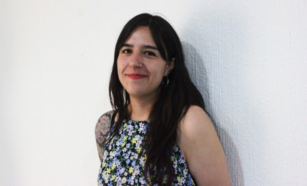 Alicia (1) Mujer joven sonriendo cabello largo vestido de flores