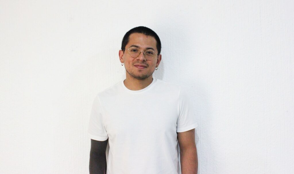 Diego Zelaya Hombre joven pelo rape camisa blanca fondo blanco