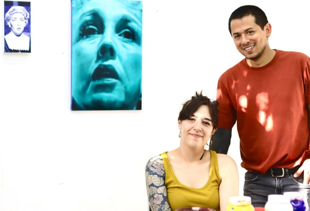 Diego y Alicia (3) Mujer sentada con hombre de pie a su lado pintura detrás