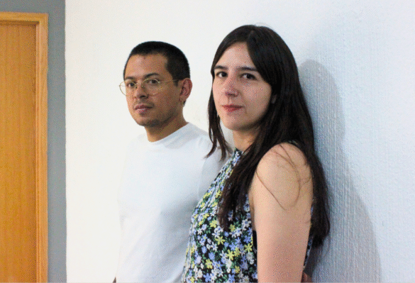 Hombre joven playera blanca cabello a rape junto a mujer joven cabello largo Alicia Ayanegui y Diego Zelaya