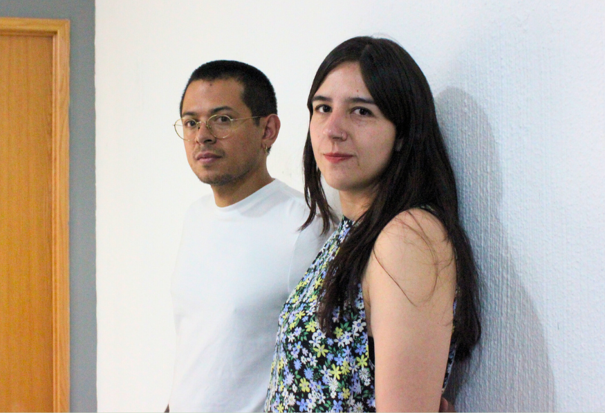 Hombre joven playera blanca cabello a rape junto a mujer joven cabello largo Alicia Ayanegui y Diego Zelaya
