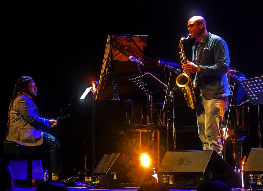 Wayne Ecoffery Hombres tocando música con saxofón y piano en un escenario Wayne Escoffery