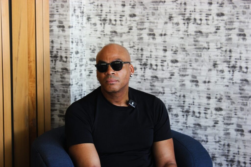 Wayne Escoffery (1) Hombre afroamericano sin cabello lentes de sol