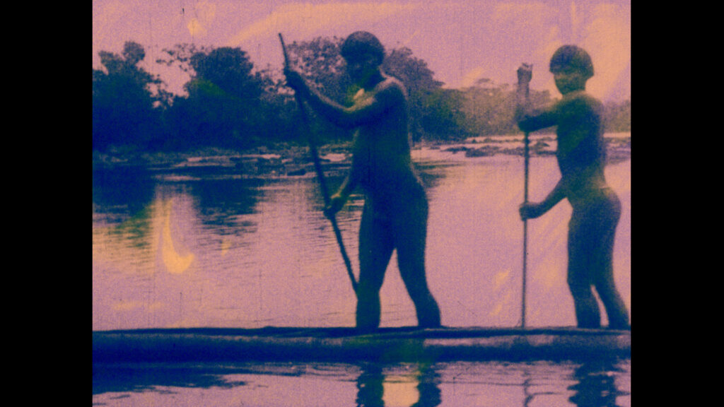 Fotografía antigua persona remando en río