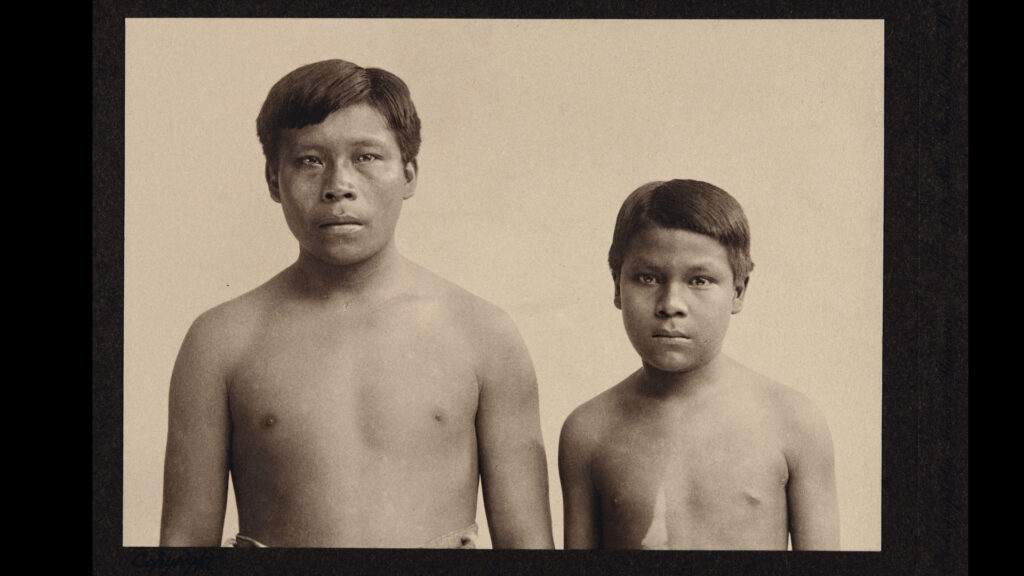 Foto antigua de dos niños sin camisa