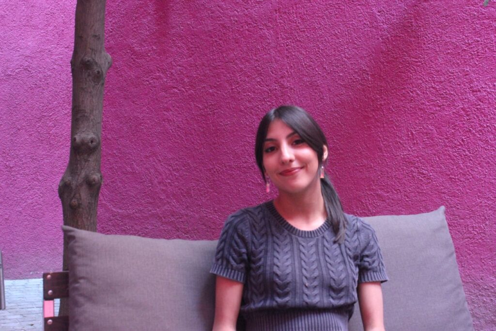Mujer cabello recogido sentada en un sillón