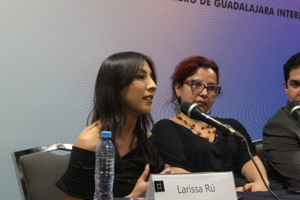 Dos mujeres sentadas, la primera ante un micrófono joven