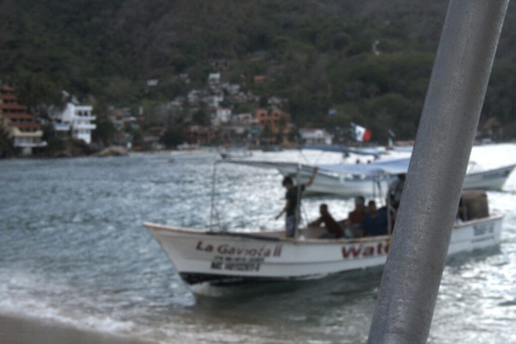 Bote en el mar entrando a la costa