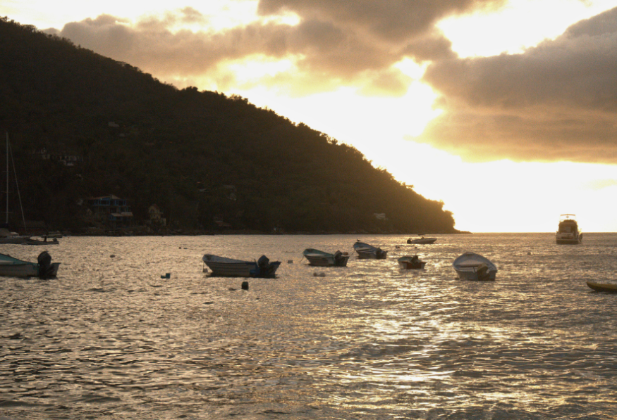 Atardecer en el mar con botes
