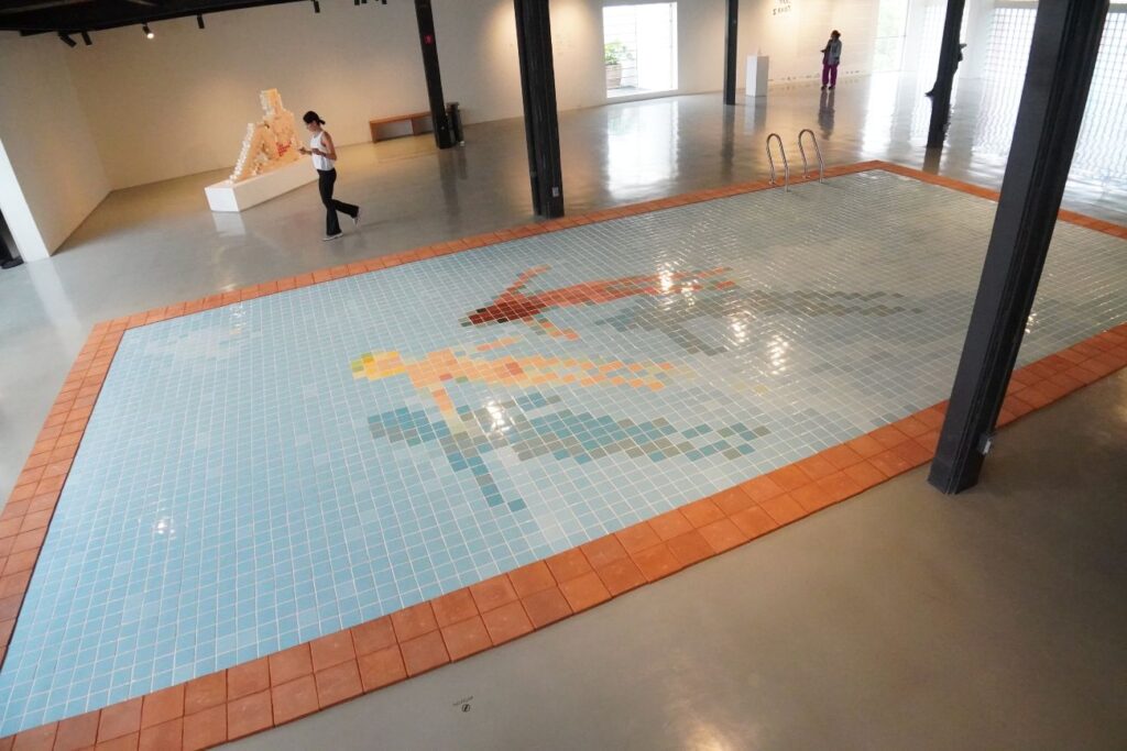 Esra Gülmen Obra de arte en el piso hecha con azulejos