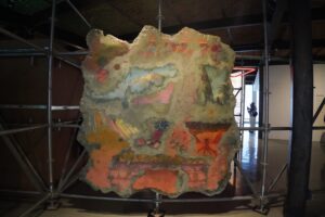obra de arte en pedazo de concreto