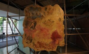 obra de arte en pedazo de concreto