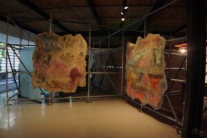 dos obras de arte en pedazo de concreto