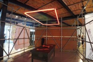 Escritorio con disfraz de monstruo encima en una sala arriba luz roja