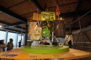 Rooms obra de arte carrito de supermercado con objetos diversos