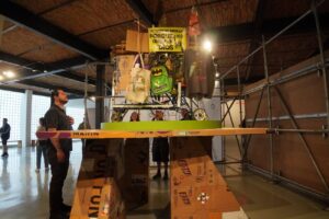 Rooms obra de arte carrito de supermercado con objetos diversos