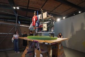 Rooms obra de arte carrito de supermercado con objetos diversos