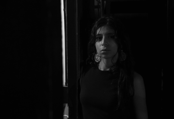 Mujer aretes fotografía blanco y negro