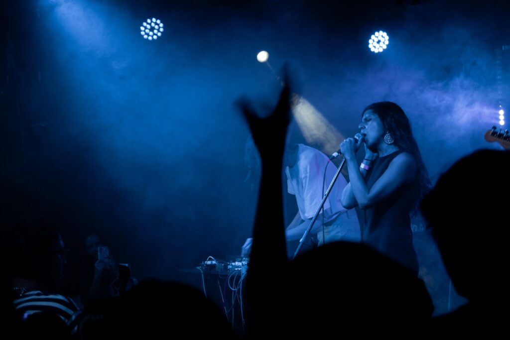 Luisa Almaguer Luisa Almaguer mujer cantando en concierto