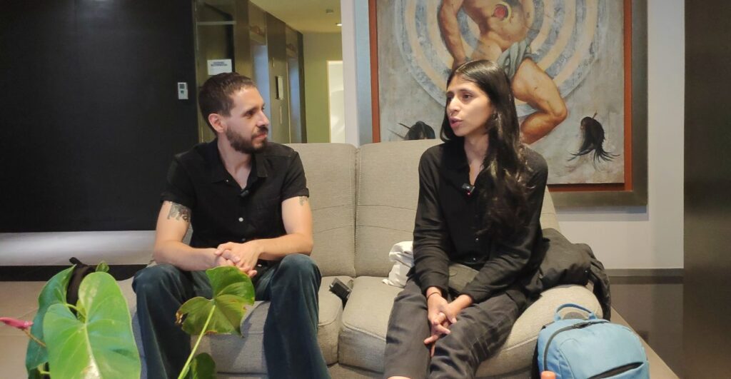 Luisa Almaguer Luisa Almaguer hombre y mujer camisas negras sentados en un sillón